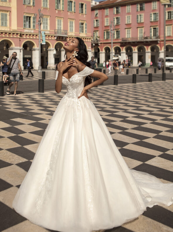 Dallas designer creates extravagant wedding dress worth millions | CW39  Houston